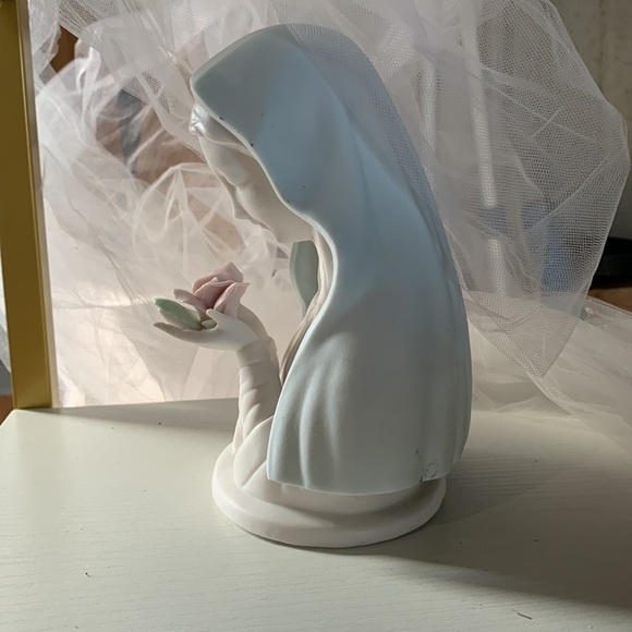 Virgin Mother Mary/ Madonna ceramic figure with rose - Picture 5 of 6